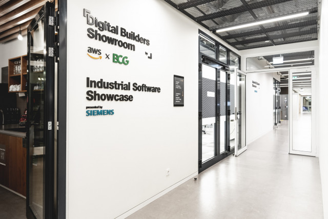 Akrylbuchstaben an Wand