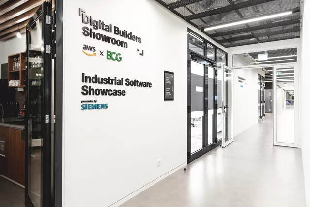 Akrylbuchstaben an Wand