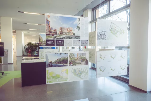 abgehangene Schilder ausstellung