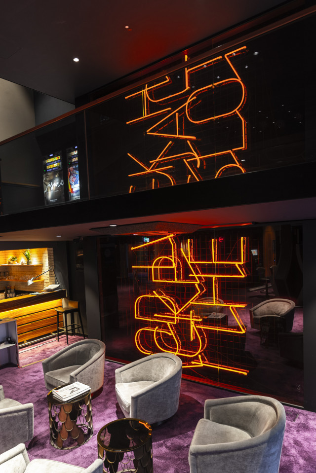 Neon-Installation in Spielbank Stuttgart