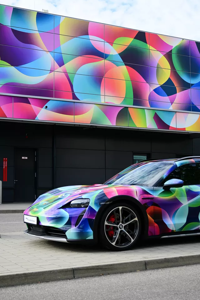 Folierter Porsche vor Hausfassade Zuffenhausen