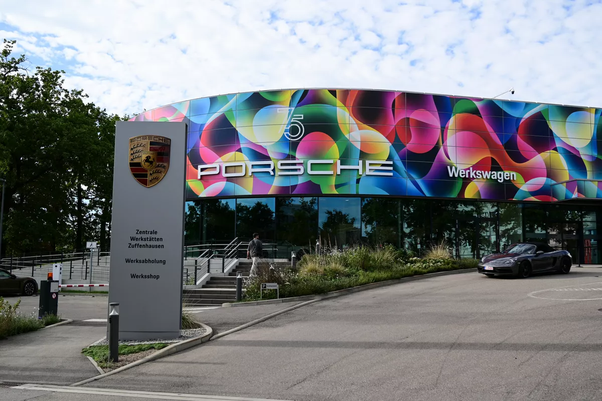 Fassade bei Porsche Zuffenhausen Werkswagen