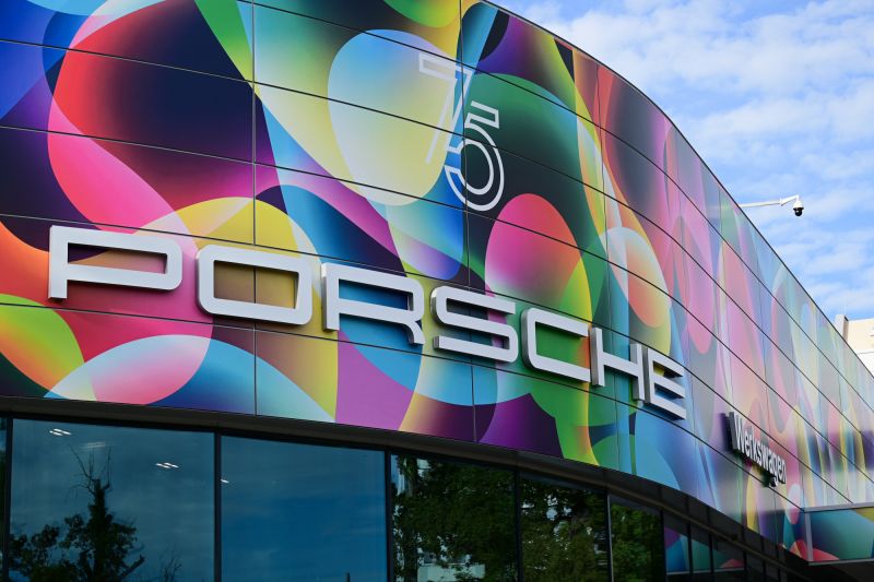 Farbige Fassade bei Porsche in Zuffenhausen