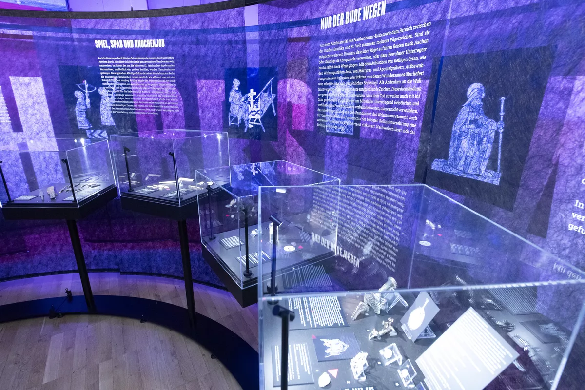 Detailaufnahme der Objektbeschriftungen in der Ausstellung in Unterregenbach