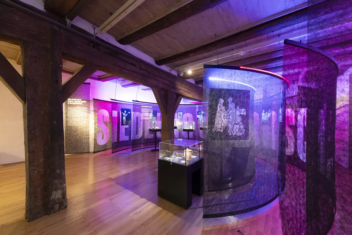 farbig, beleuchtete Ausstellung in Unterregenbach