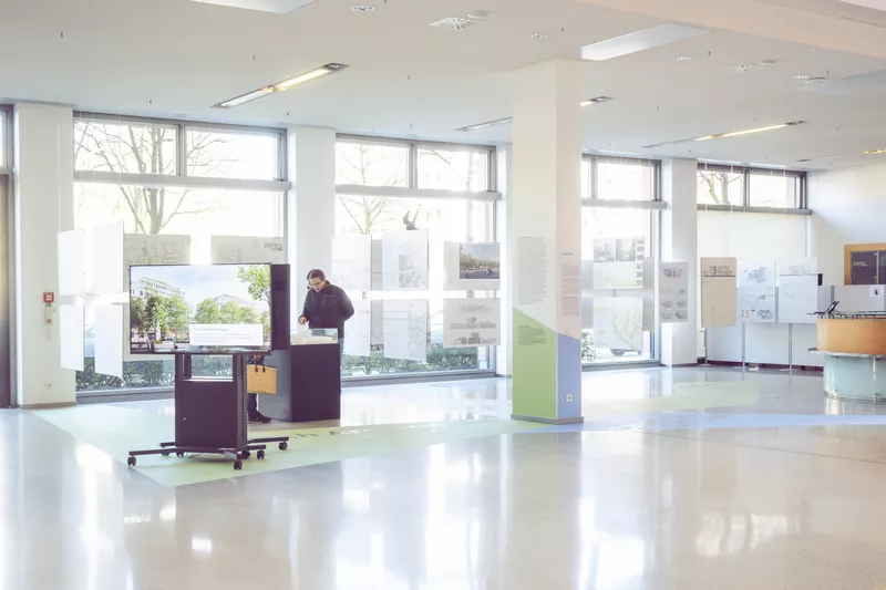 besucher der Ausstellung in der Versicherungskammer M&uuml;nchen