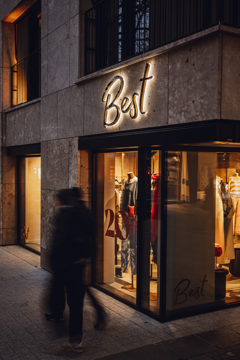 Schaufenster bei Stuttgarter Geschäft mit LED Buchstaben