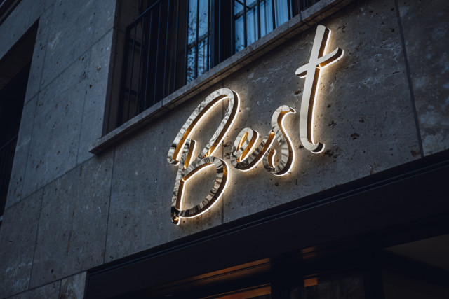 verspiegelte Leuchtreklame bei Best in Stuttgart