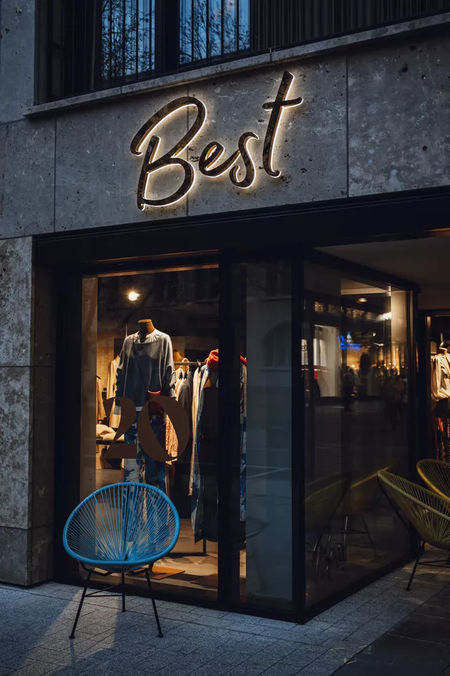 Leuchtende Buchstaben bei Stuttgarter Gesch&auml;ft