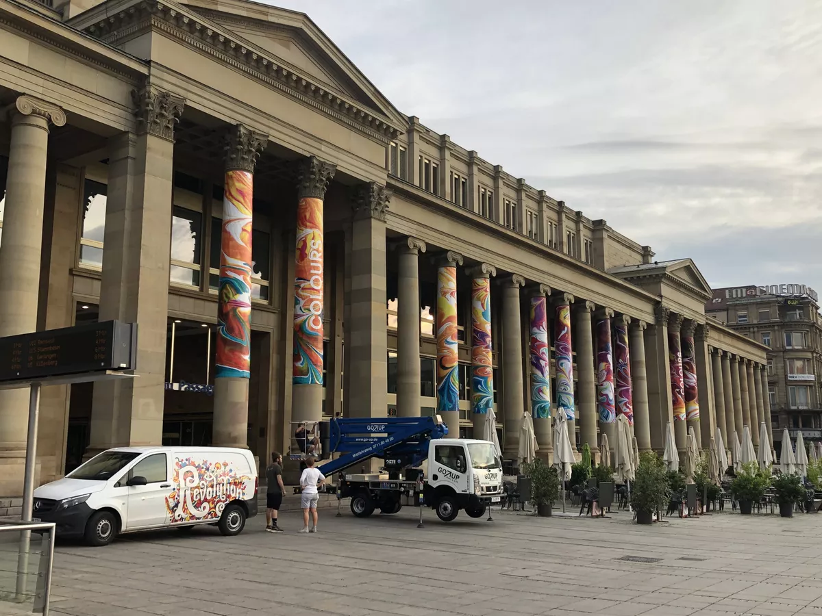 Bunte Banner an der Königsstraße Stuttgart