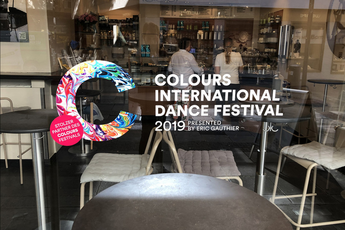 Schaufensterbeschriftung aus Digitaldruck für Colours Festival in Stuttgart