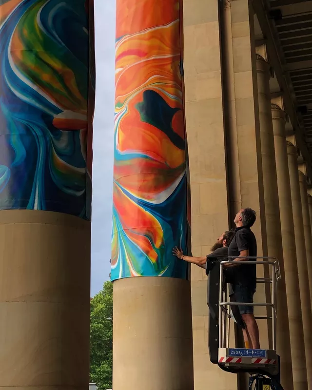 Montage der S&auml;ulen des K&ouml;nigsbau in der Stuttgarter Innenstadt