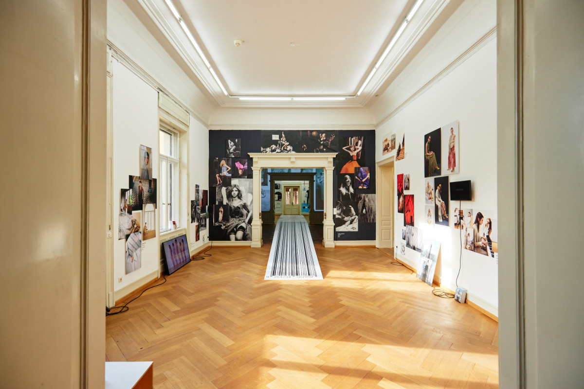Ausstellung in der Villa Merkel mit bedruckter Tapete