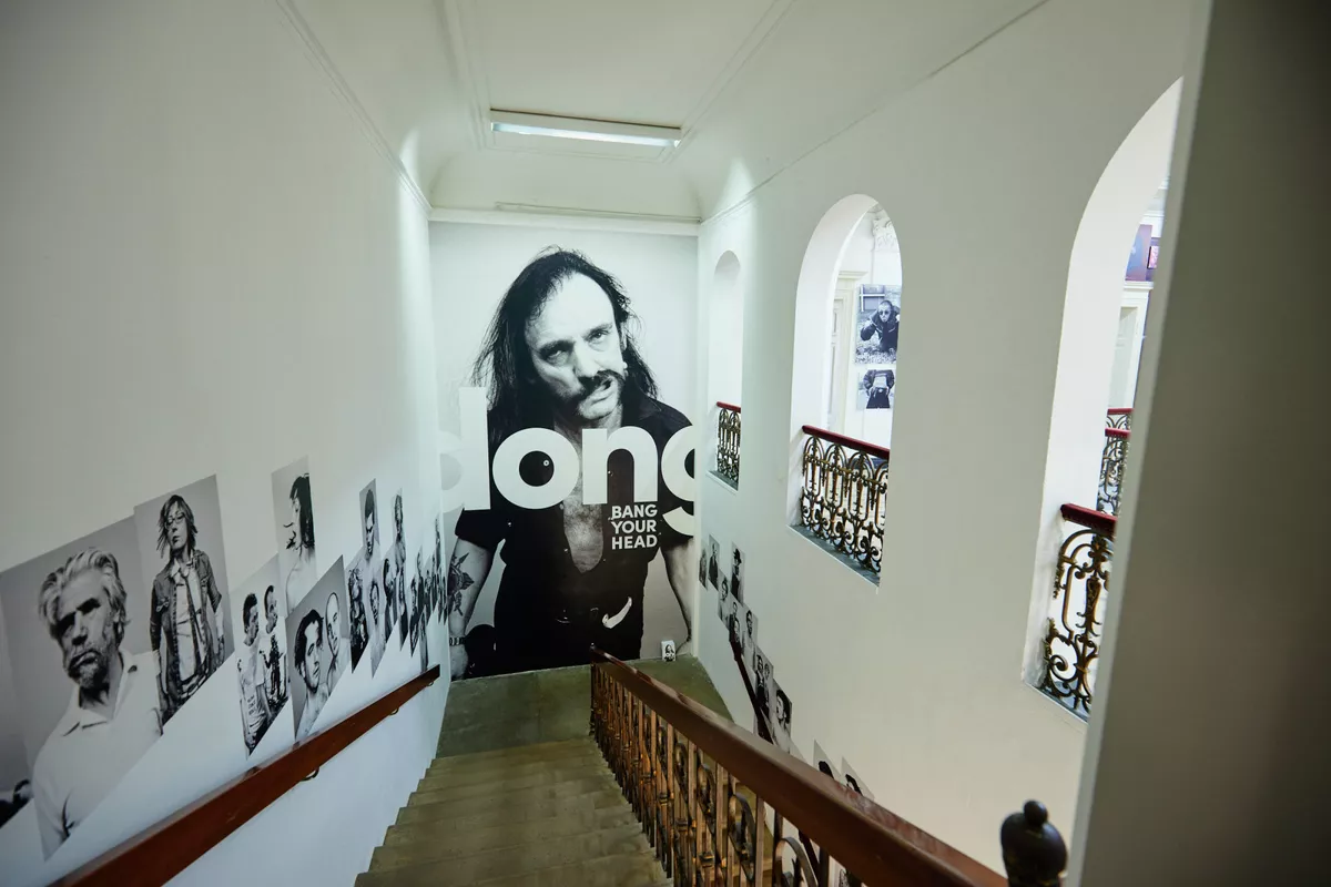 Rockstar als Tapete in der Ausstellung Dong in der Villa Merkel Esslingen