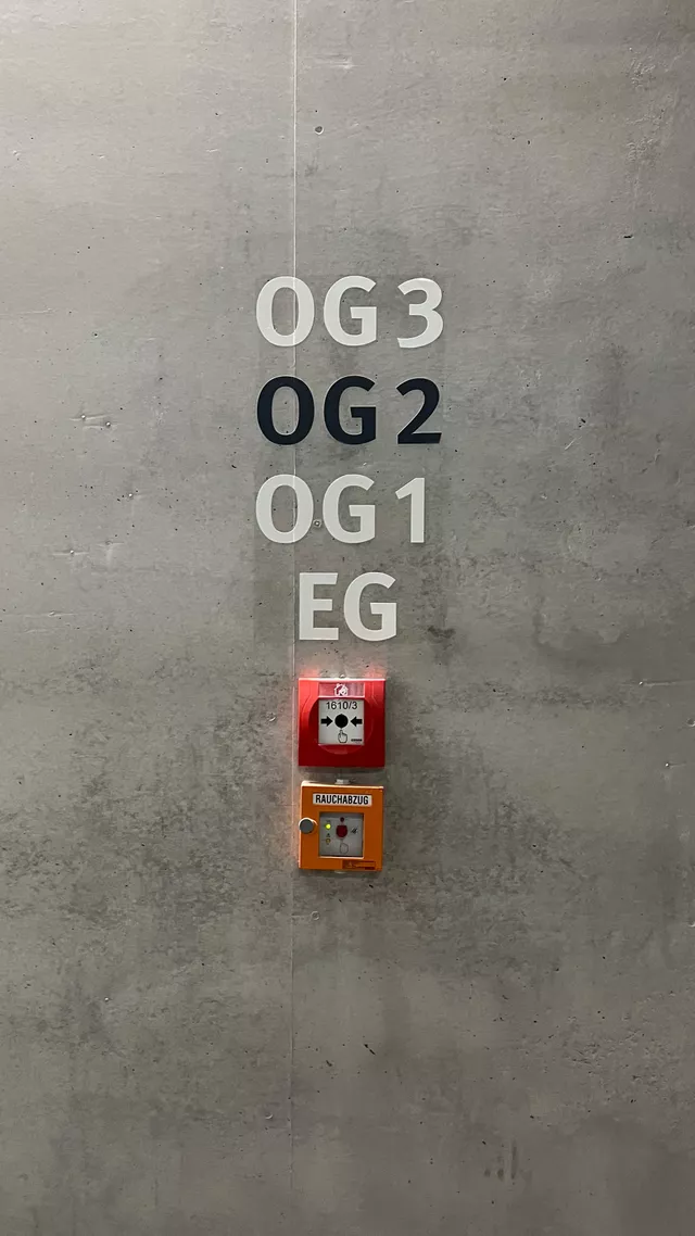 Leitsystem f&uuml;r B&uuml;ro Stuttgart Dress und Sommer