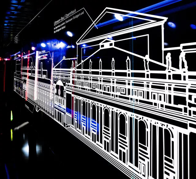 beschriftete Akrylplatte an der Oper Stuttgart