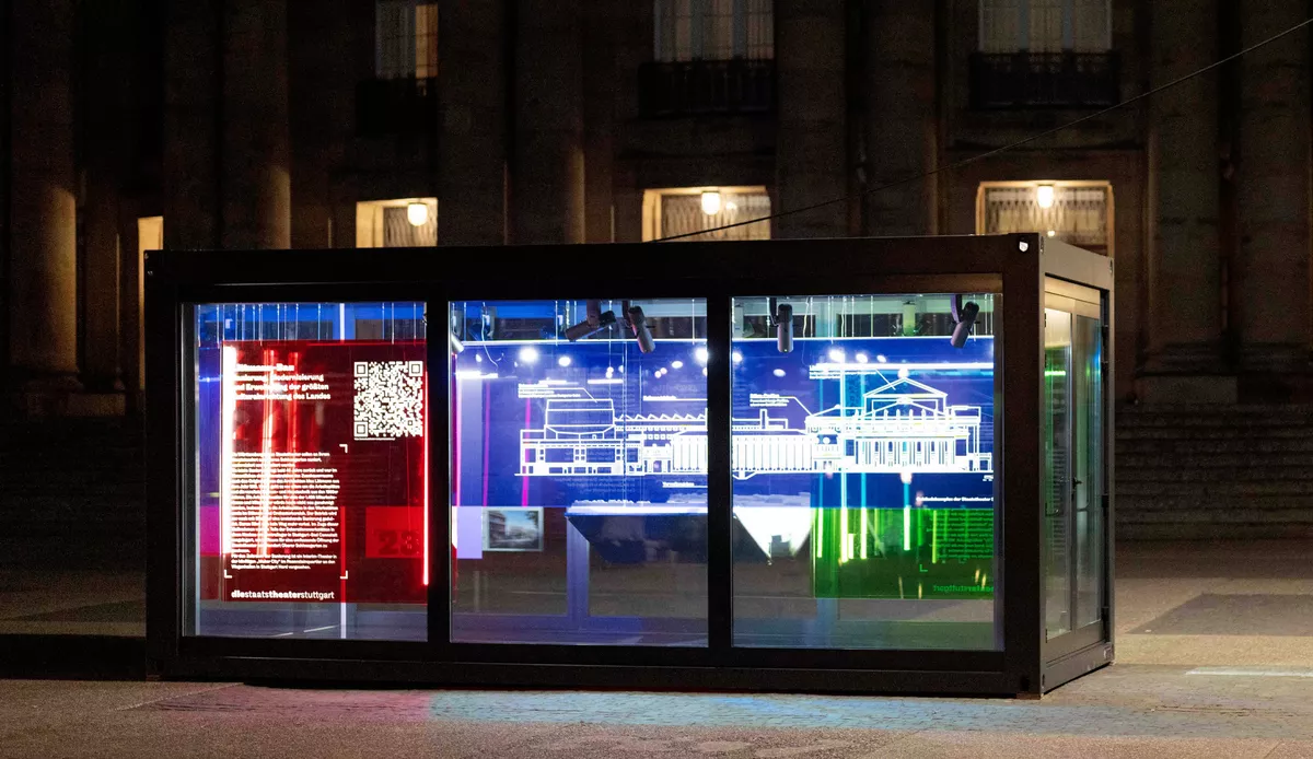 beleuchteter, beklebter Container vor der Oper Stuttgart