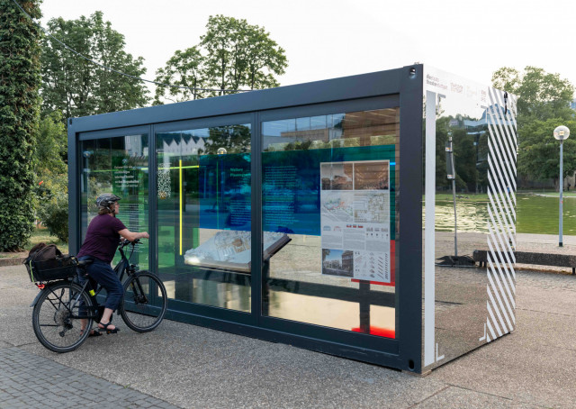 Info Container beklebt Fußgängerzone