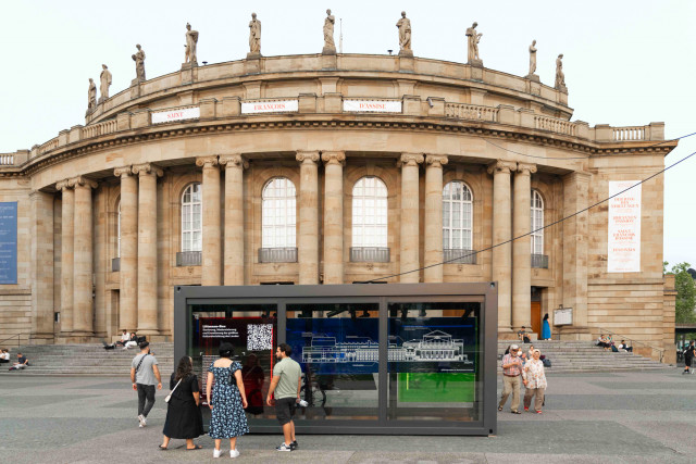 beklebter Container vor der Staatstheater Stuttgart