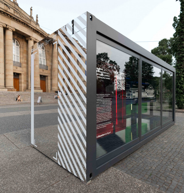 beklebter Container Spiegelfolie vor der Oper Stuttgart