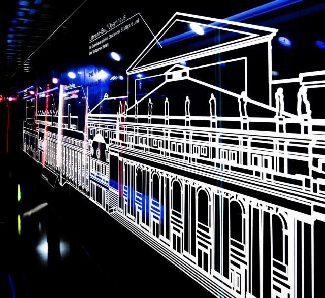 beschriftete Akrylplatte an der Oper Stuttgart