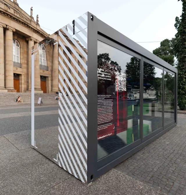 beklebter Container Spiegelfolie vor der Oper Stuttgart