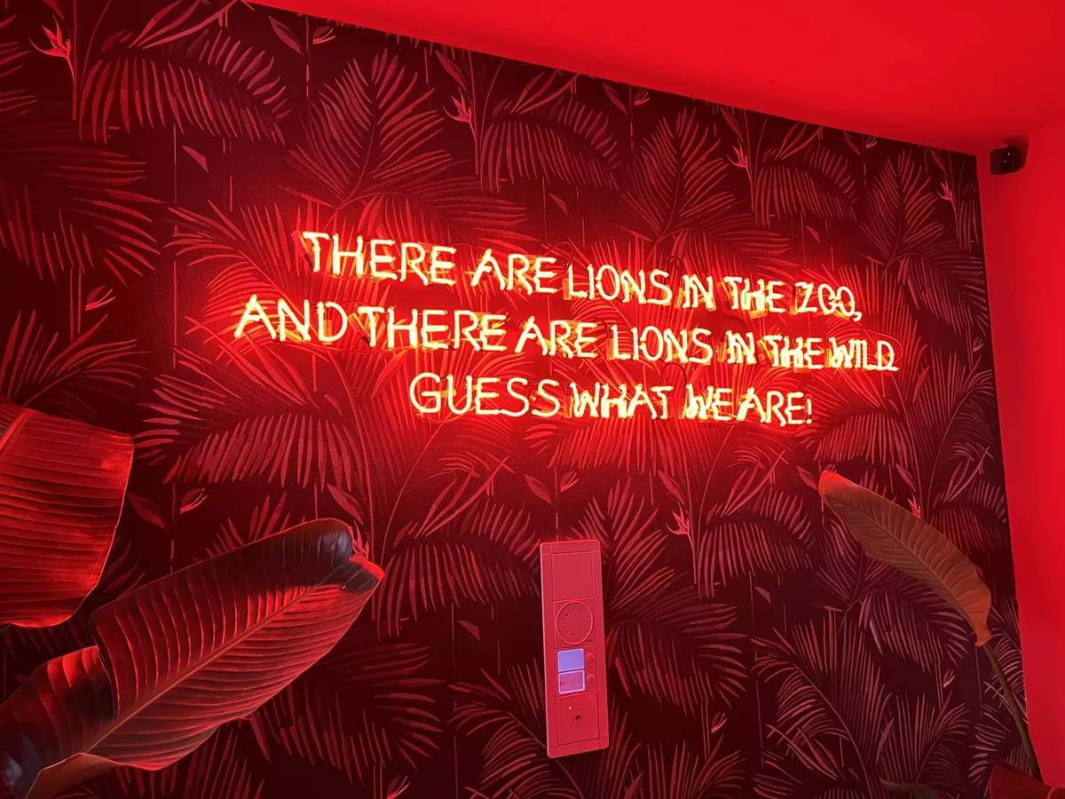 Neon Lettering in Karlsruhe, Schriftzug mit rotem Neon-Licht