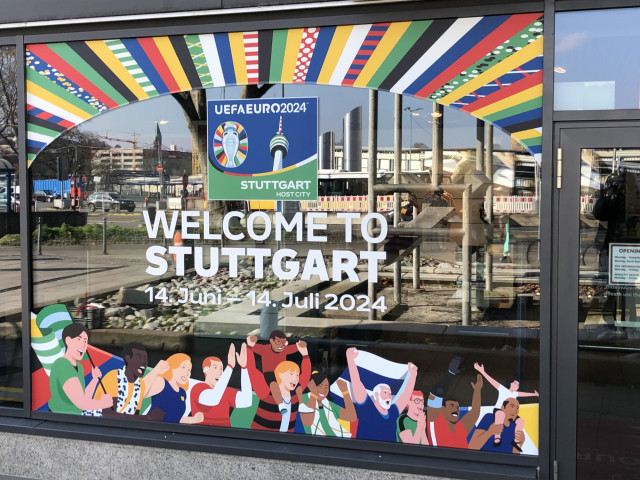 Schaufenster mit Werbung f&uuml;r UEFA 2024 Stuttgart