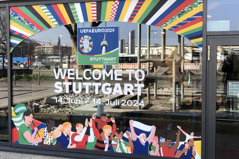 Schaufenster mit Werbung für UEFA 2024 Stuttgart