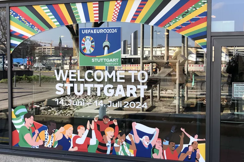 Schaufenster mit Werbung für UEFA 2024 Stuttgart