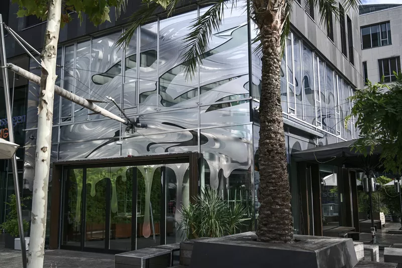 Folie aus chrom an Fenster bei Waranga in Stuttgart am Schlossplatz