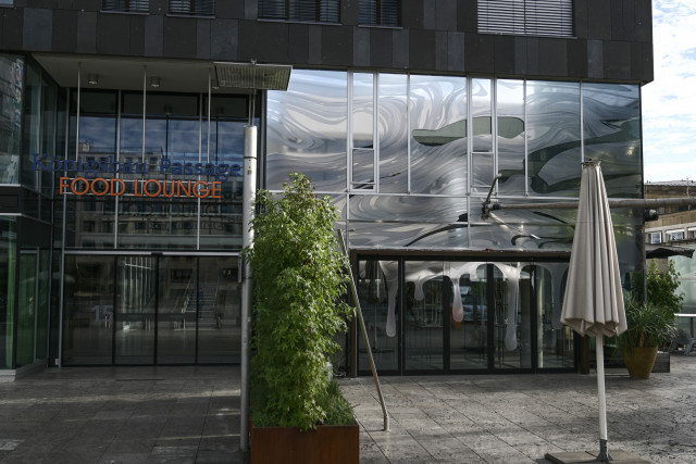 Chromfolie bei Waranga am Schlossplatz in Stuttgart