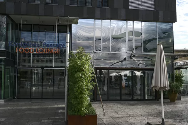 Chromfolie bei Waranga am Schlossplatz in Stuttgart