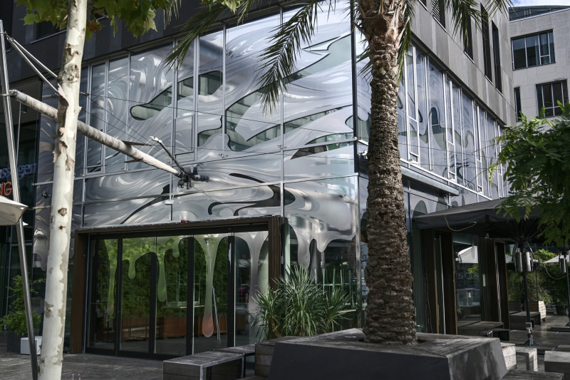 Folie aus chrom an Fenster bei Waranga in Stuttgart am Schlossplatz